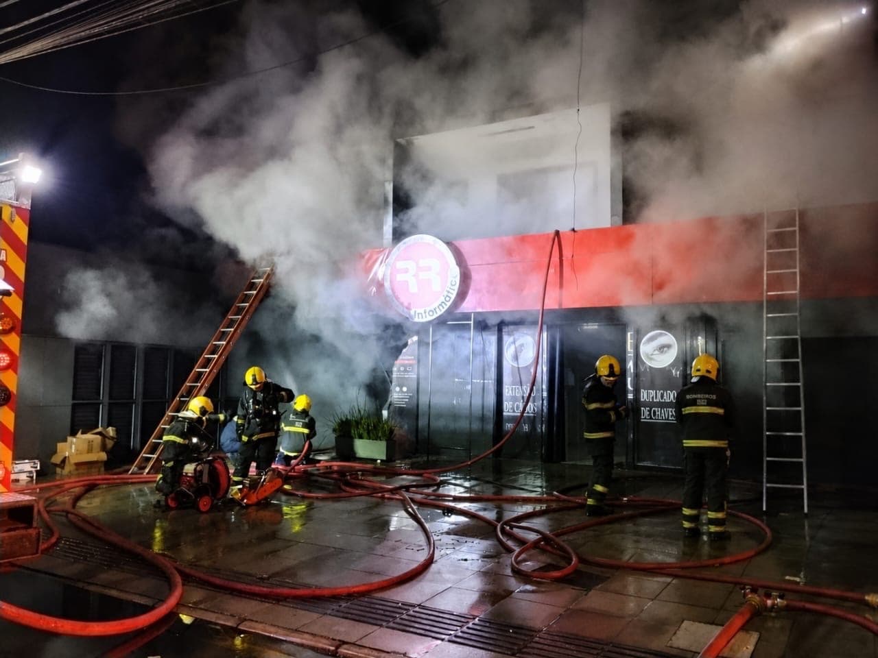 Duas vítimas são resgatadas inconscientes durante incêndio em edifício de São José