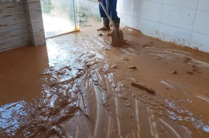 Família que fazia salgados em casa é atingida por lama de obra vizinha e será indenizada na Grande Florianópolis