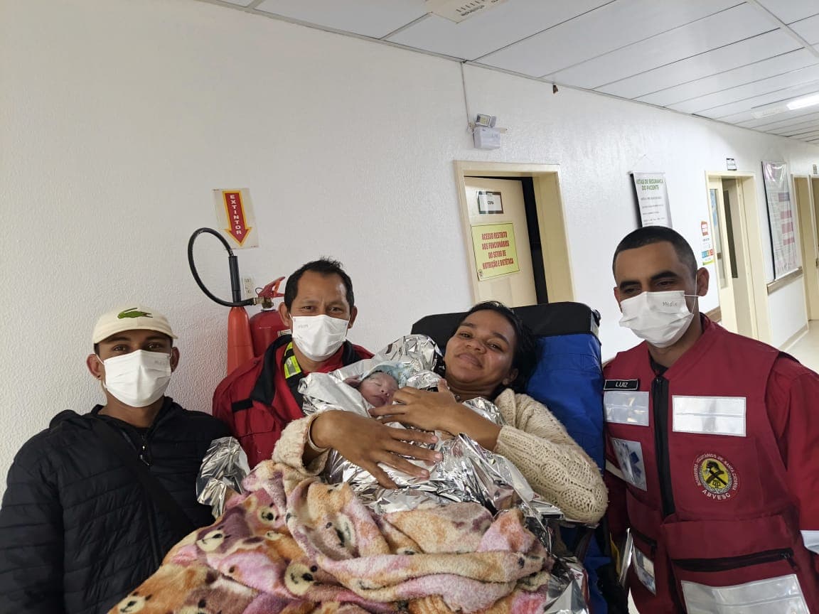 Pai liga para o 193 dizendo que a bolsa rompeu e operadora descobre pelo choro que o bebê já tinha nascido em SC