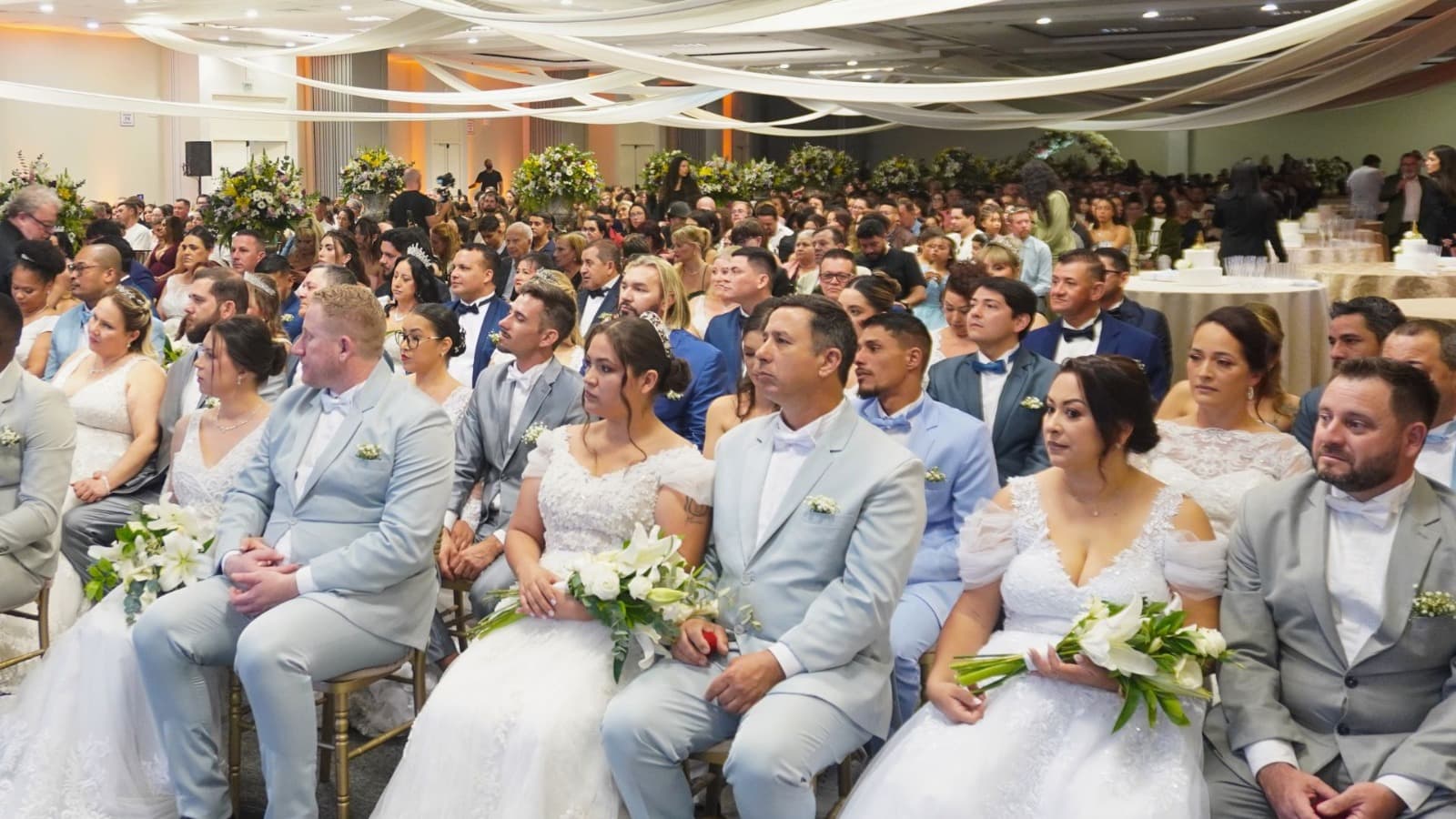 “Muito mais do que um casamento”: 62 casais dizem sim em cerimônia coletiva em Balneário Camboriú
