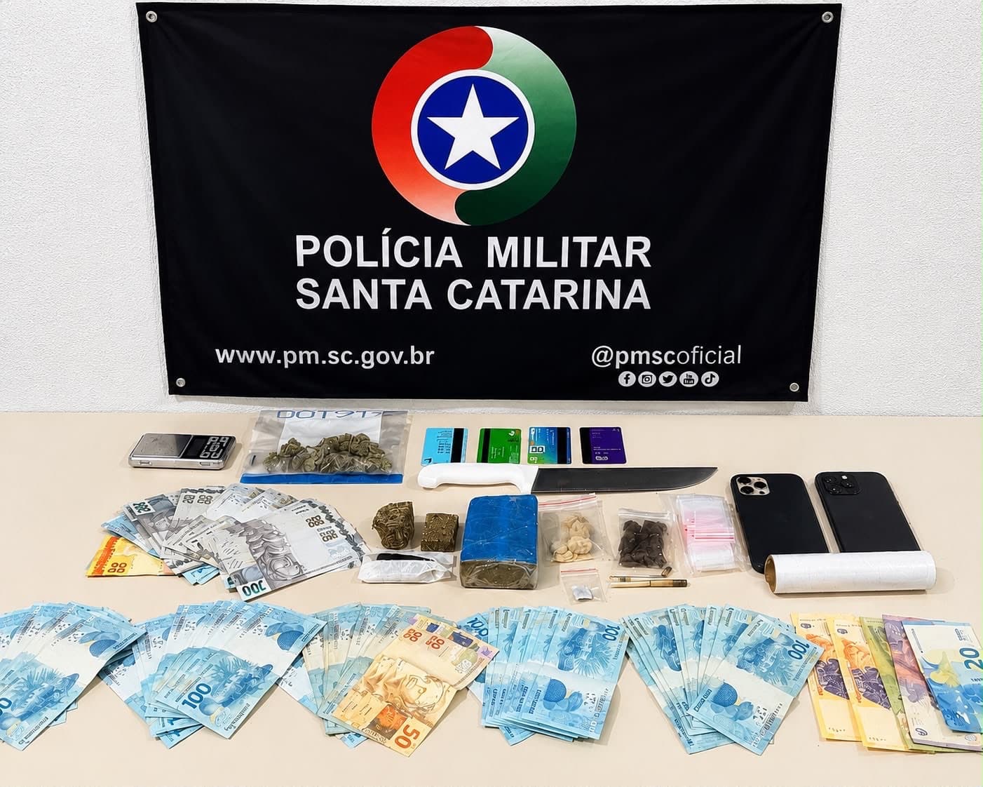 Motorista é preso por tráfico após PM encontrar drogas, dinheiro e sinais de uso de entorpecentes em Bombinhas