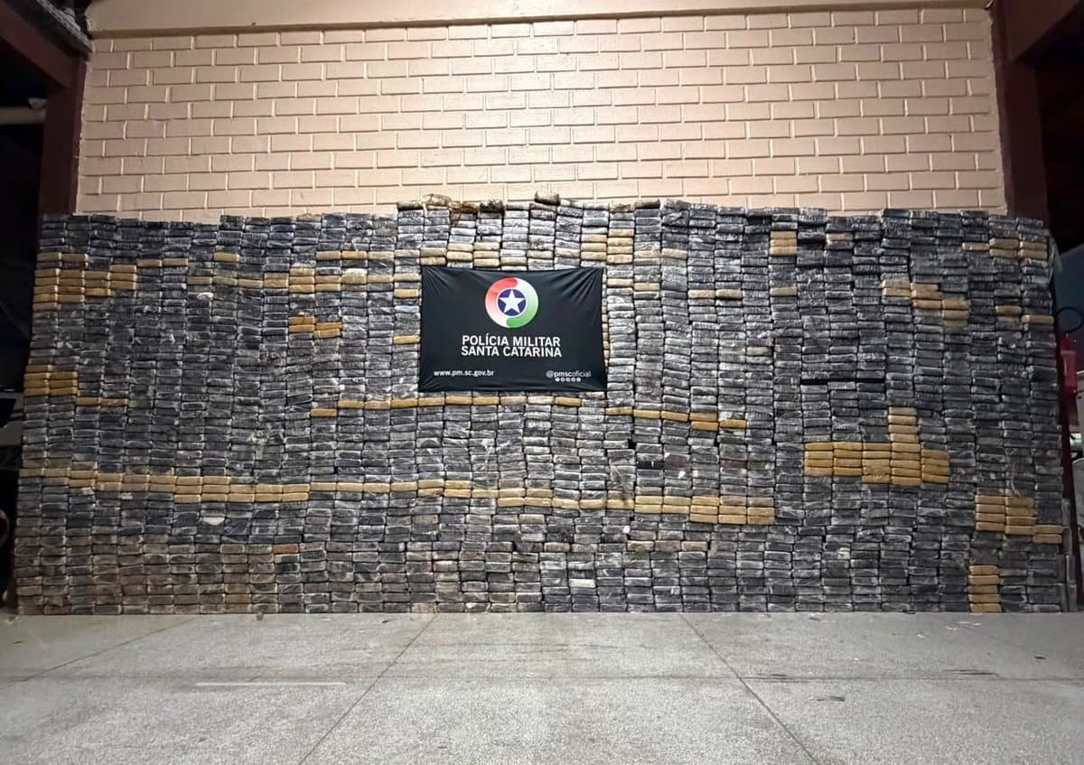 Cocaína apreendida exposta pela Polícia Militar de Santa Catarina