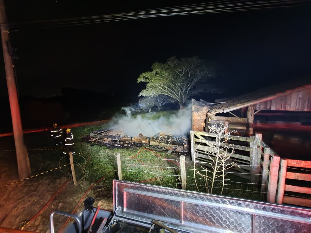 Casa é destruída por incêndio e bombeiros evitam que fogo atinja galpão com gado em Tijucas