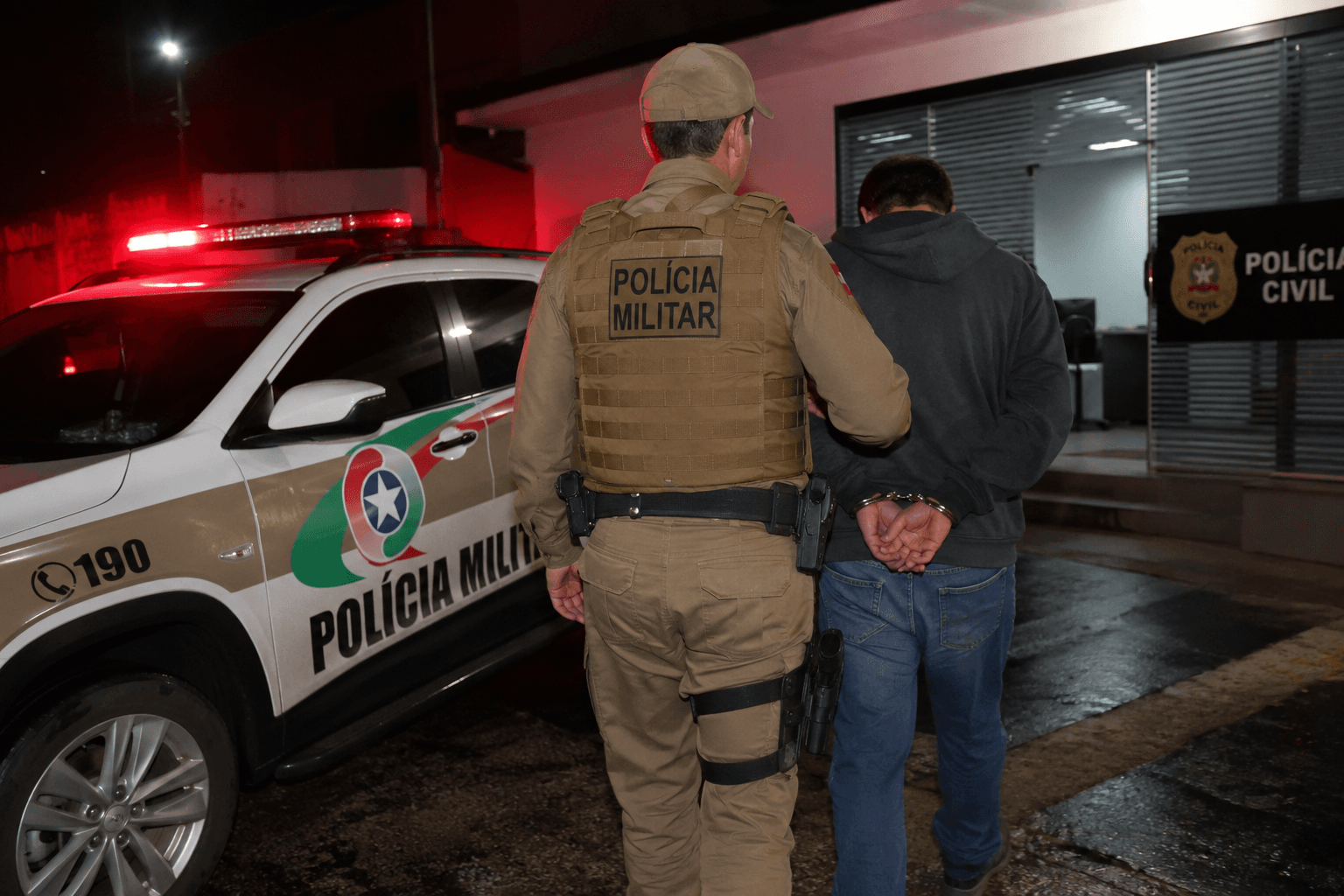 Homem é preso após ameaçar ex-esposa no local de trabalho em Brusque