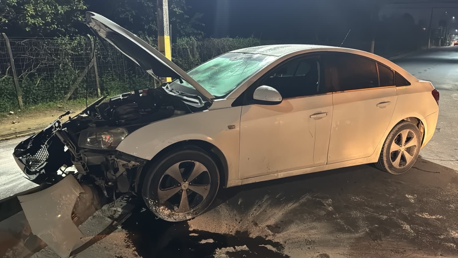 Motorista abandona carro após bater em canteiro e desaparecer em Camboriú