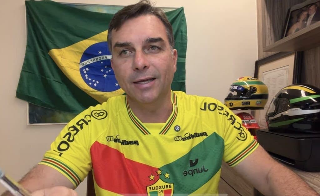 Flávio Bolsonaro veste camisa do Brusque FC em live após presente de Deco Batisti