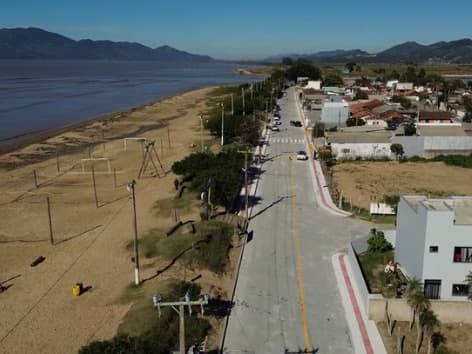 Beira-mar de Tijucas ganha rua nova: Pedro Mariano Rocha é entregue com investimento de R$ 770 mil