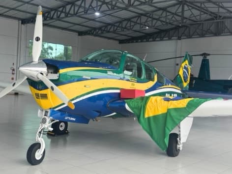 Com avião verde e amarelo, “O Comandante” decola de Porto Belo em uma volta ao mundo por 50 países