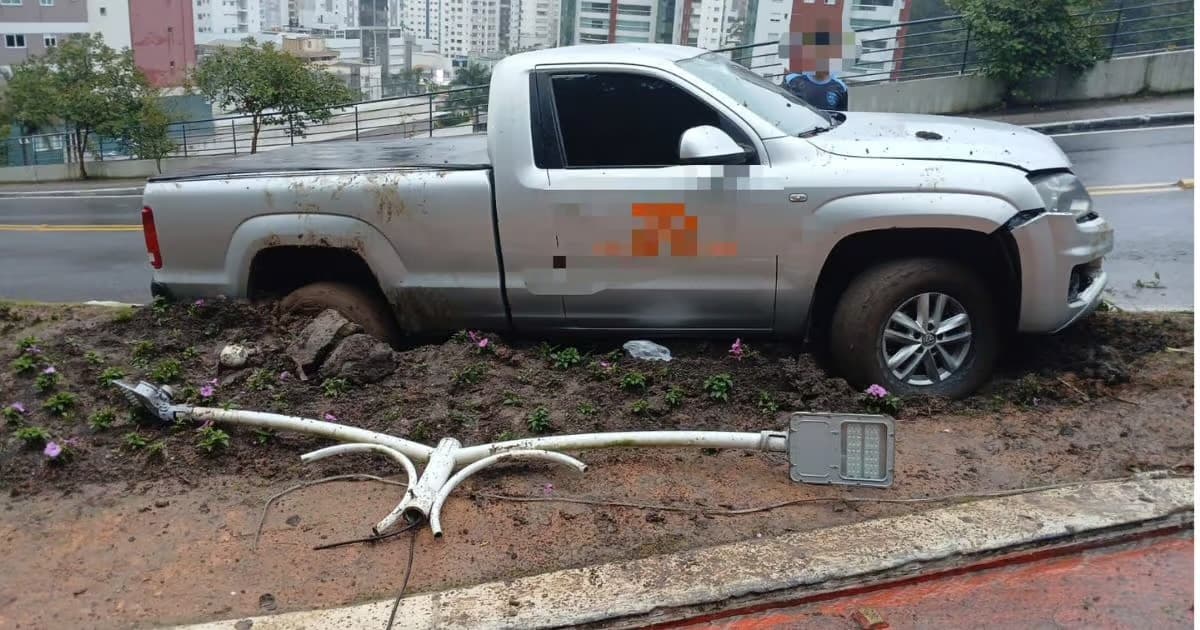 Motorista com sinais de embriaguez derruba poste após invadir canteiro em Balneário Camboriú