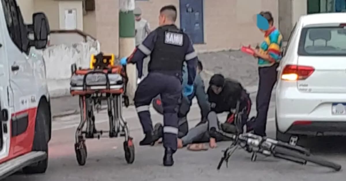 Ciclista fica ferido após acidente com carro no Centro de Brusque