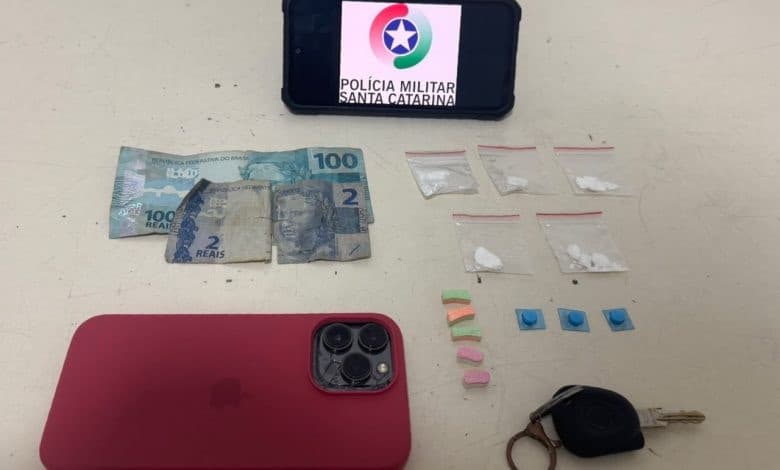 “Só o básico”: motorista sem CNH é preso com ecstasy, cocaína e Viagra em Blumenau
