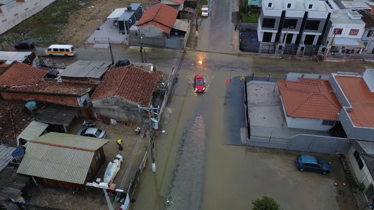 Maré alta provoca alagamentos em vias de Tijucas nesta sexta-feira