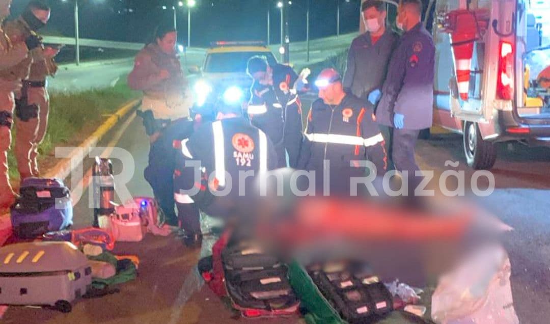 Mulher morre após ser jogada de carro em movimento e arrastada nua na Grande Florianópolis
