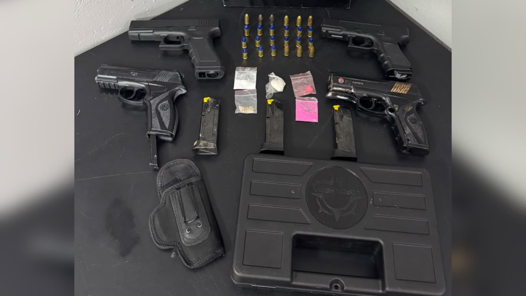 Homem é preso com munições, drogas e simulacros de armas em Balneário Camboriú