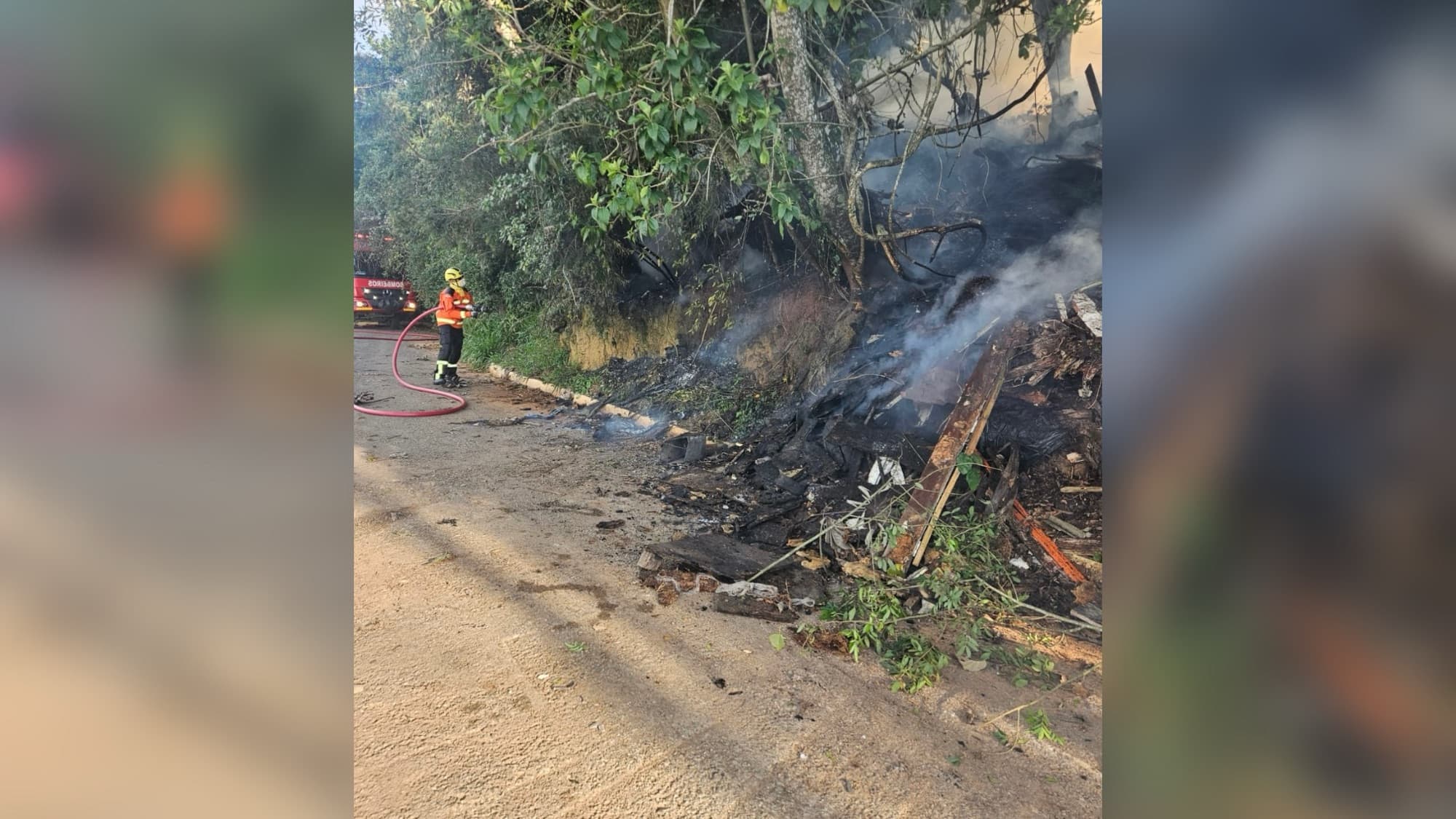 Incêndio em vegetação mobiliza bombeiros por mais de quatro horas em Camboriú