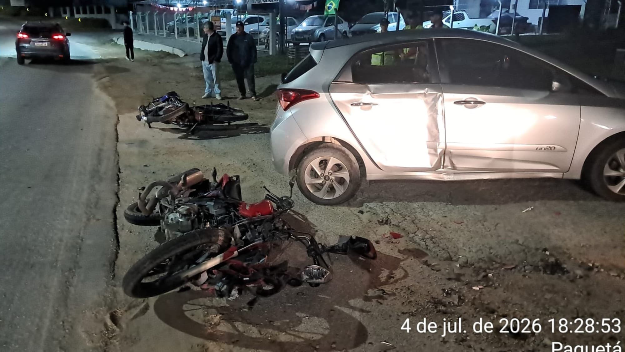 Motociclistas de 19 e 20 anos ficam feridos em batida com carro e duas motos em Brusque