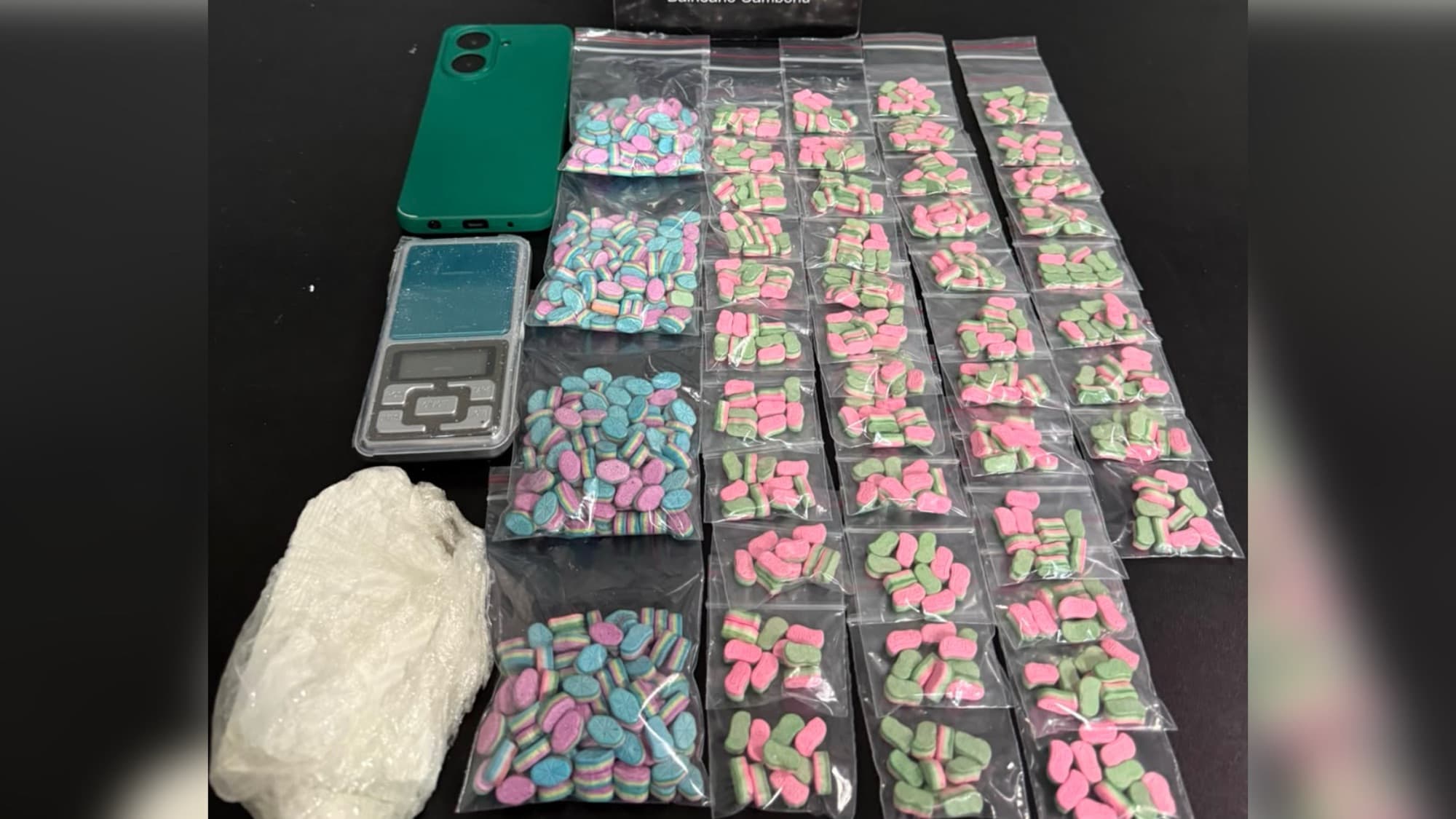 Homem é preso com mais de 800 comprimidos de ecstasy e cocaína em Camboriú