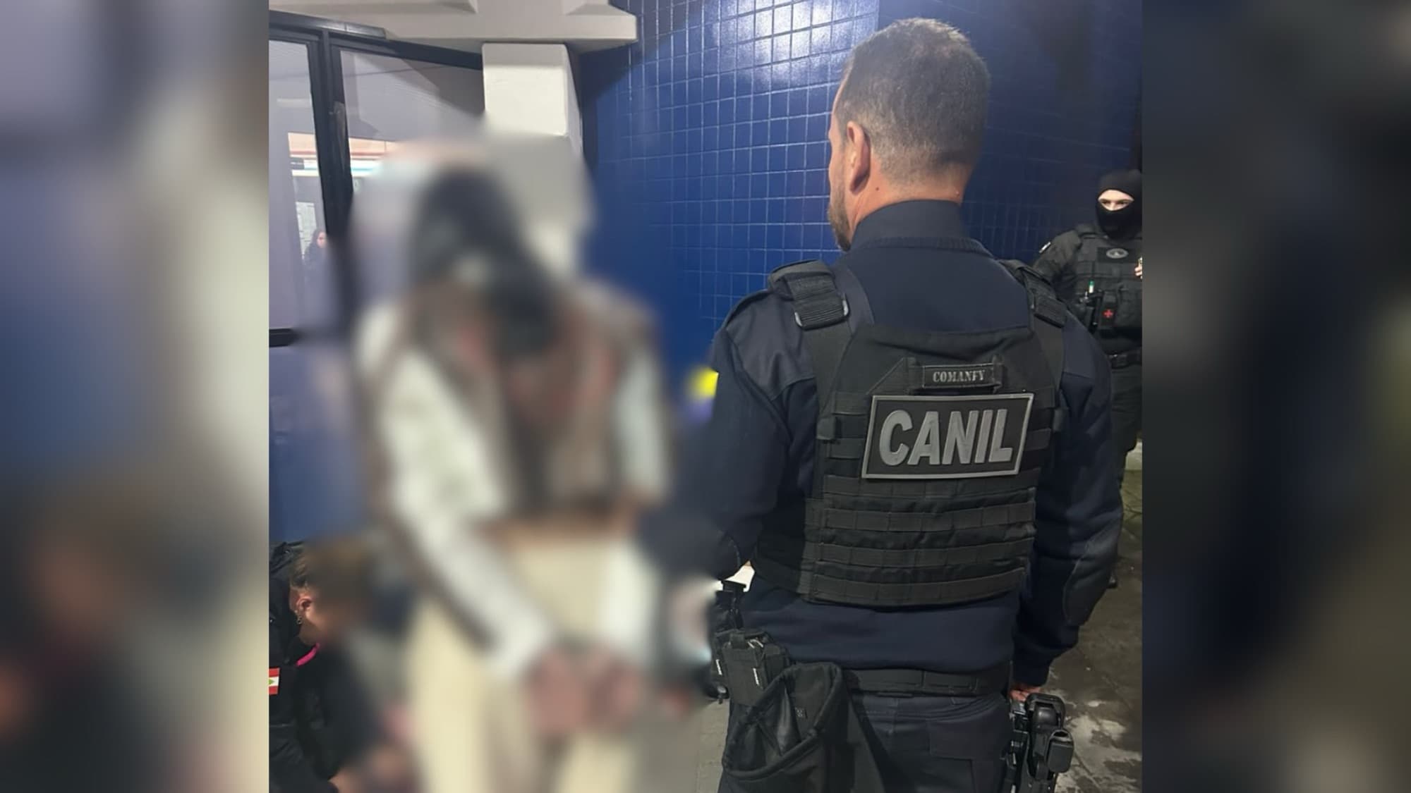 Mulher com mandado por tráfico é presa em ônibus interestadual em Itapema