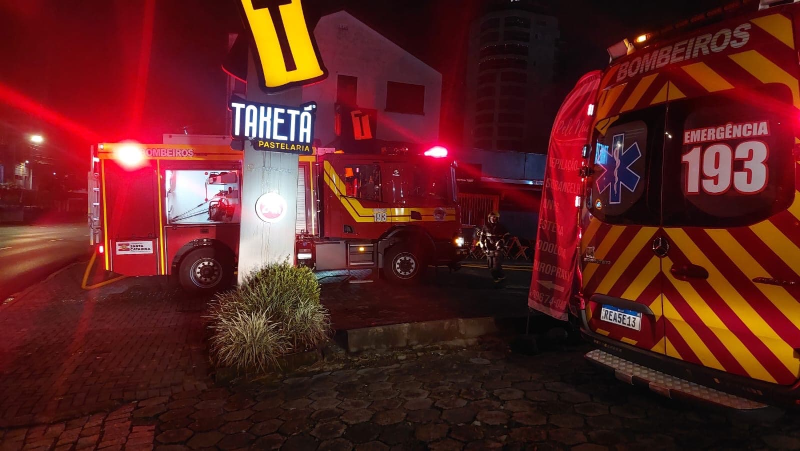 Bombeiros são acionados após incêndio em pastelaria em Blumenau
