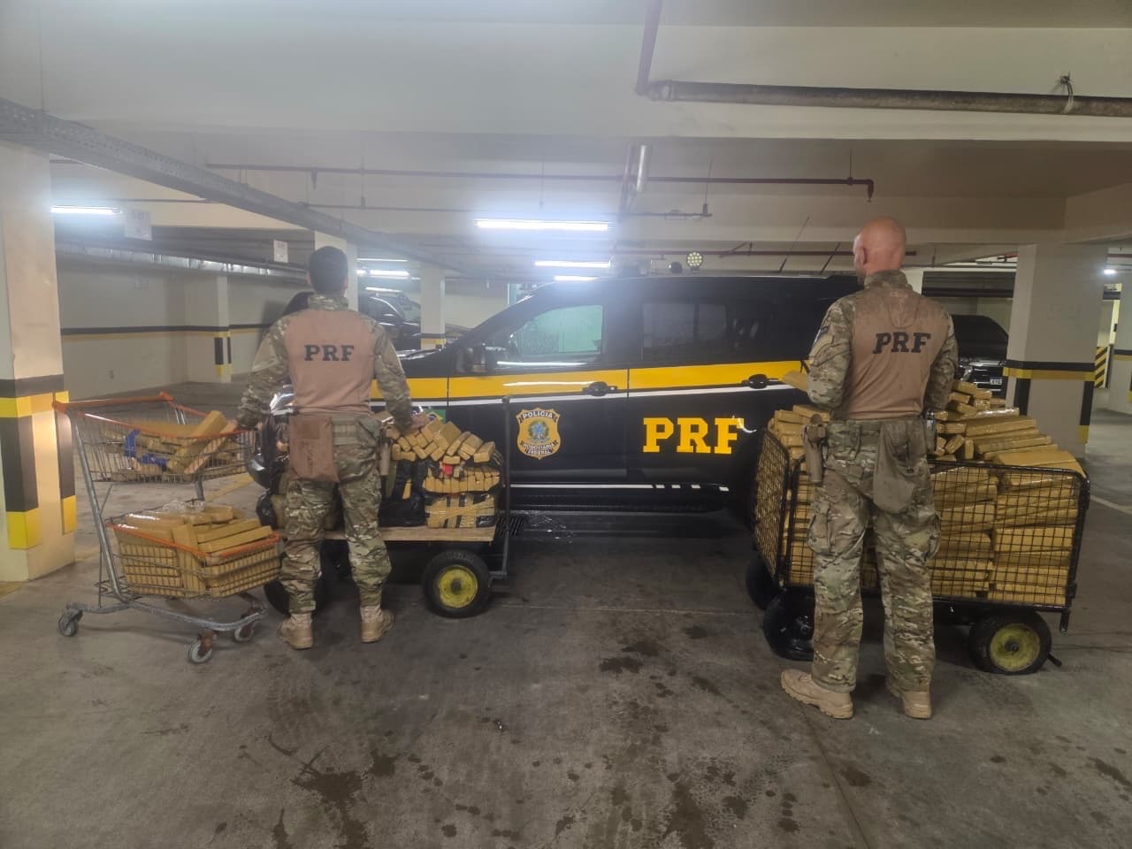 PRF apreende quase meia tonelada de maconha transportada em guincho na BR 101