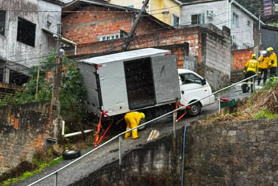 Caminhão fica apoiado em poste e mobiliza operação dos bombeiros em Florianópolis