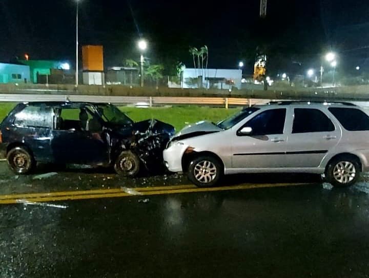 Batida entre carros mobiliza bombeiros e Samu no Extremo Sul de SC