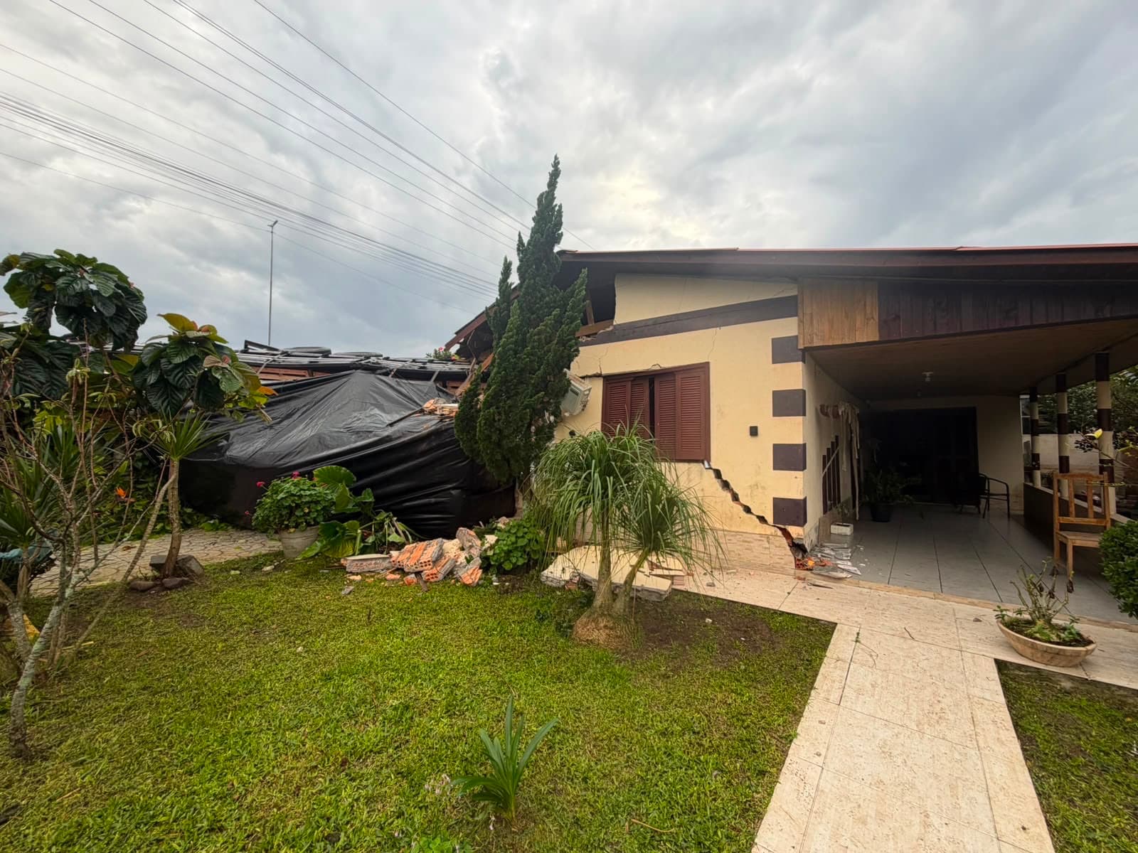 Caminhão tomba e atinge casa às margens da BR-101 em Sombrio