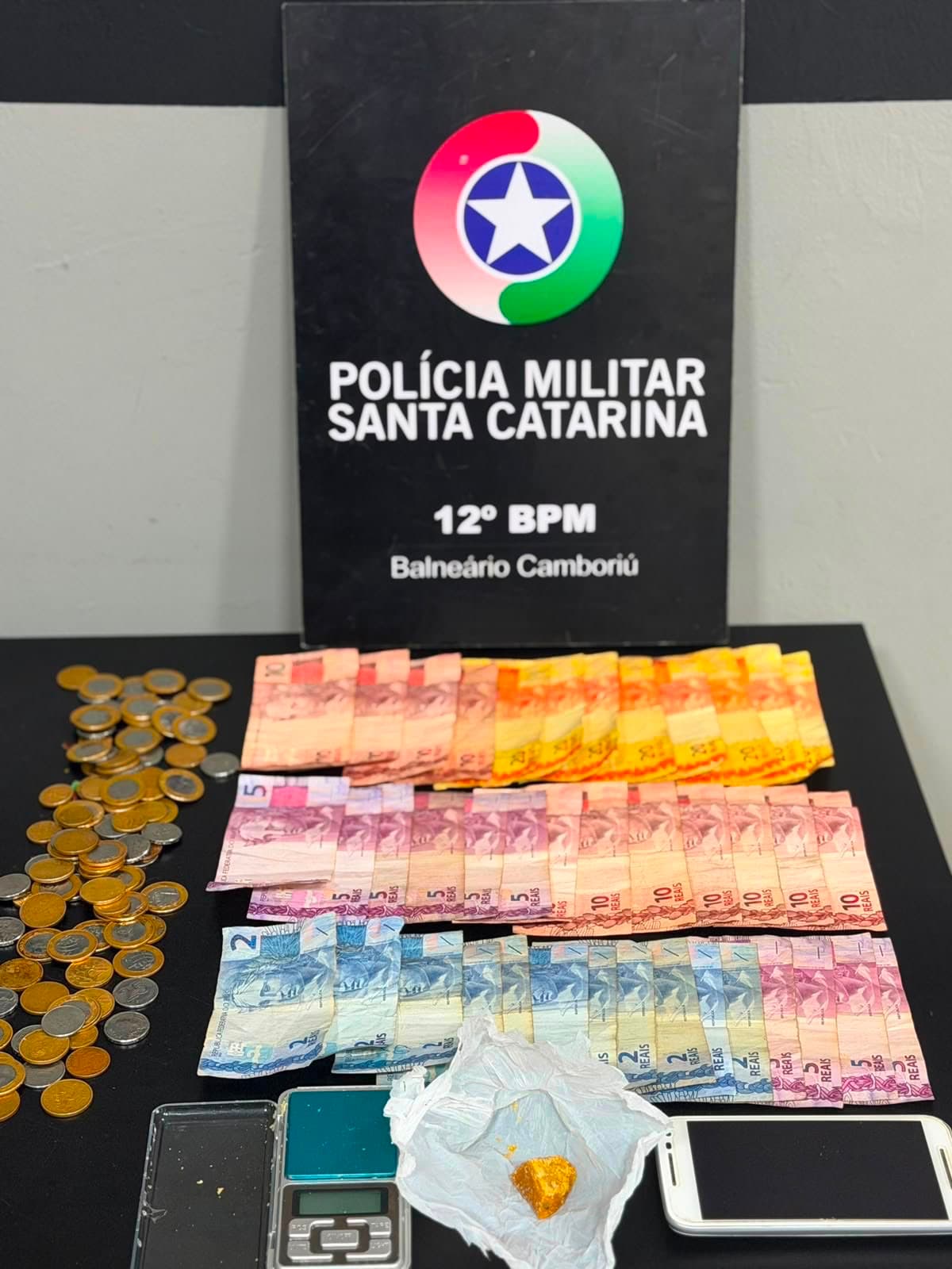 Mulher é presa por tráfico de drogas e cliente é flagrado durante abordagem policial