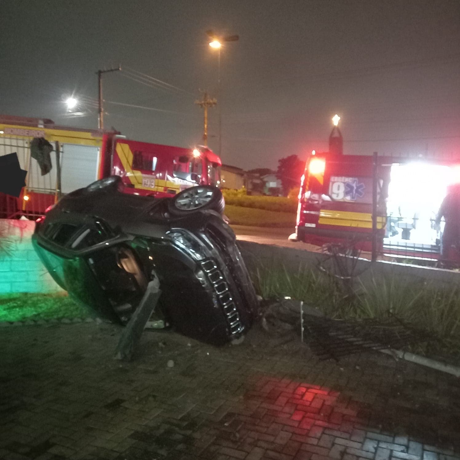 Motorista fica ferido após carro sair da pista e atingir muro de comércio