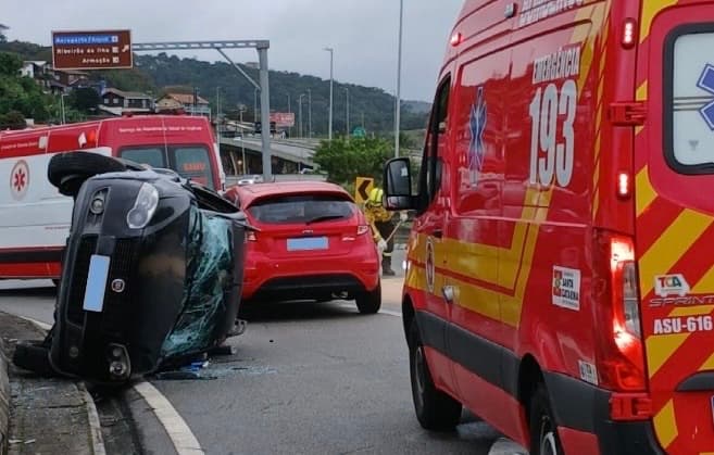 Mulher fica ferida após carro tombar ao passar por óleo na pista em Florianópolis