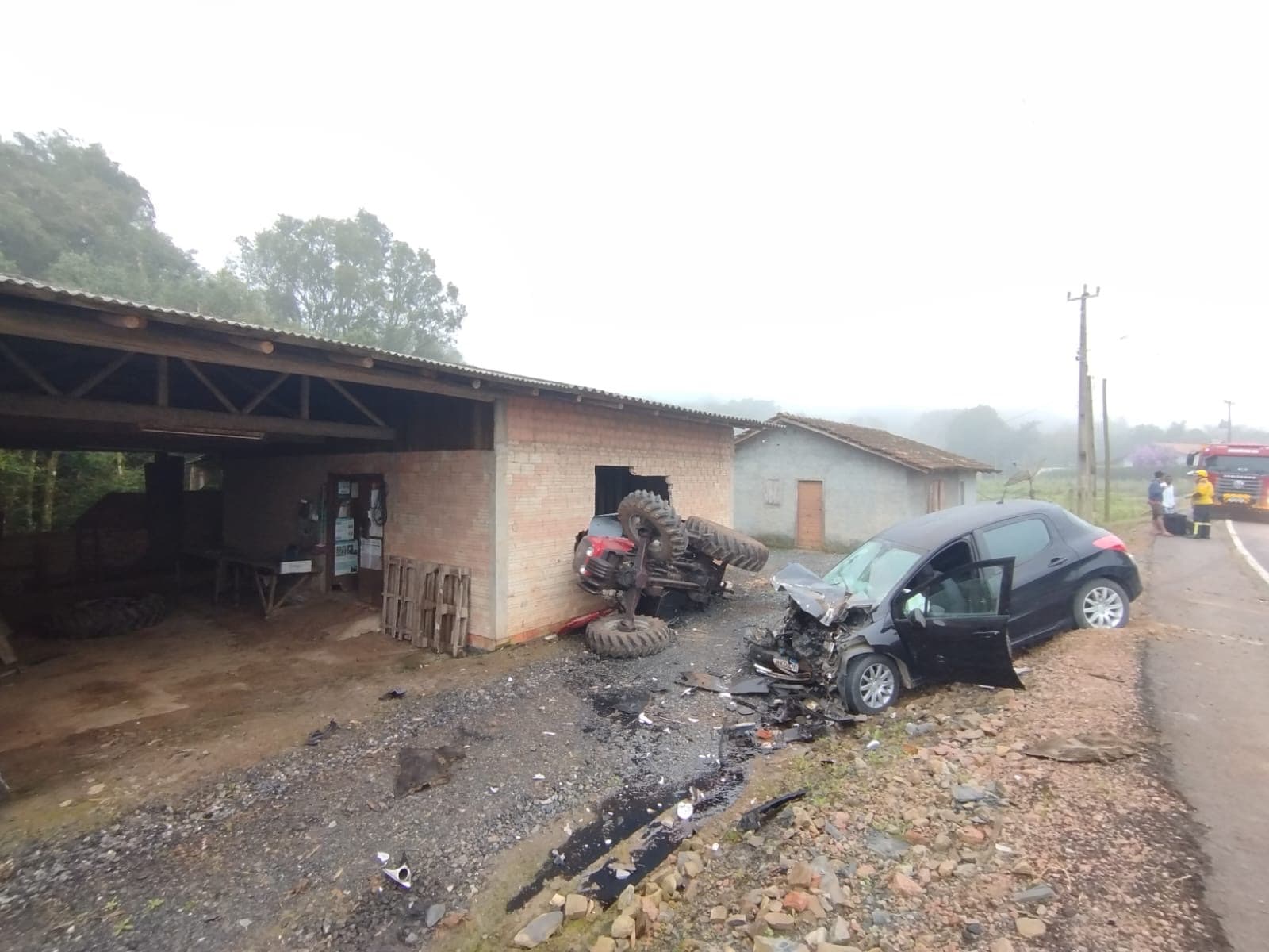Carro bate em trator agrícola e deixa sete pessoas feridas em rodovia estadual