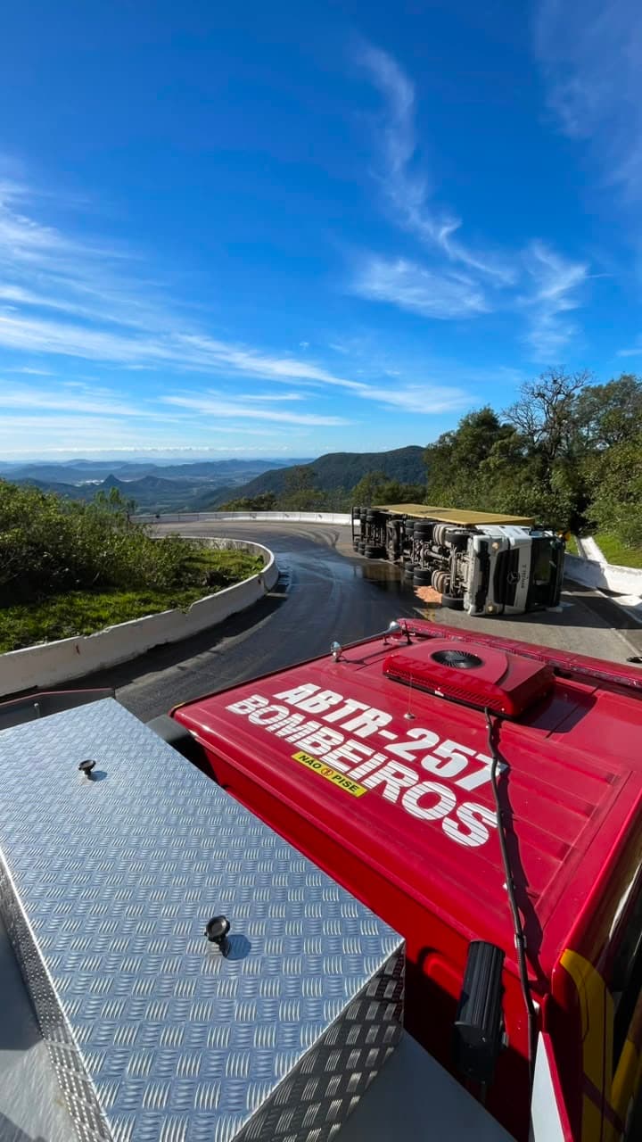 Carreta com contêiner capota na Serra da Rocinha e óleo atinge pista