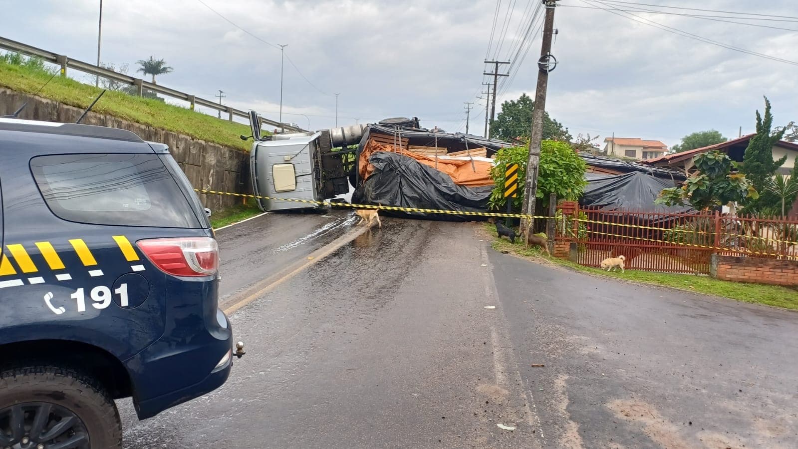 Tráfego é desviado após interdição de pista marginal da BR-101 em Sombrio