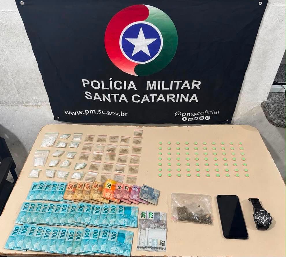 Homem é preso com drogas e mais de R$ 37 mil em Porto Belo