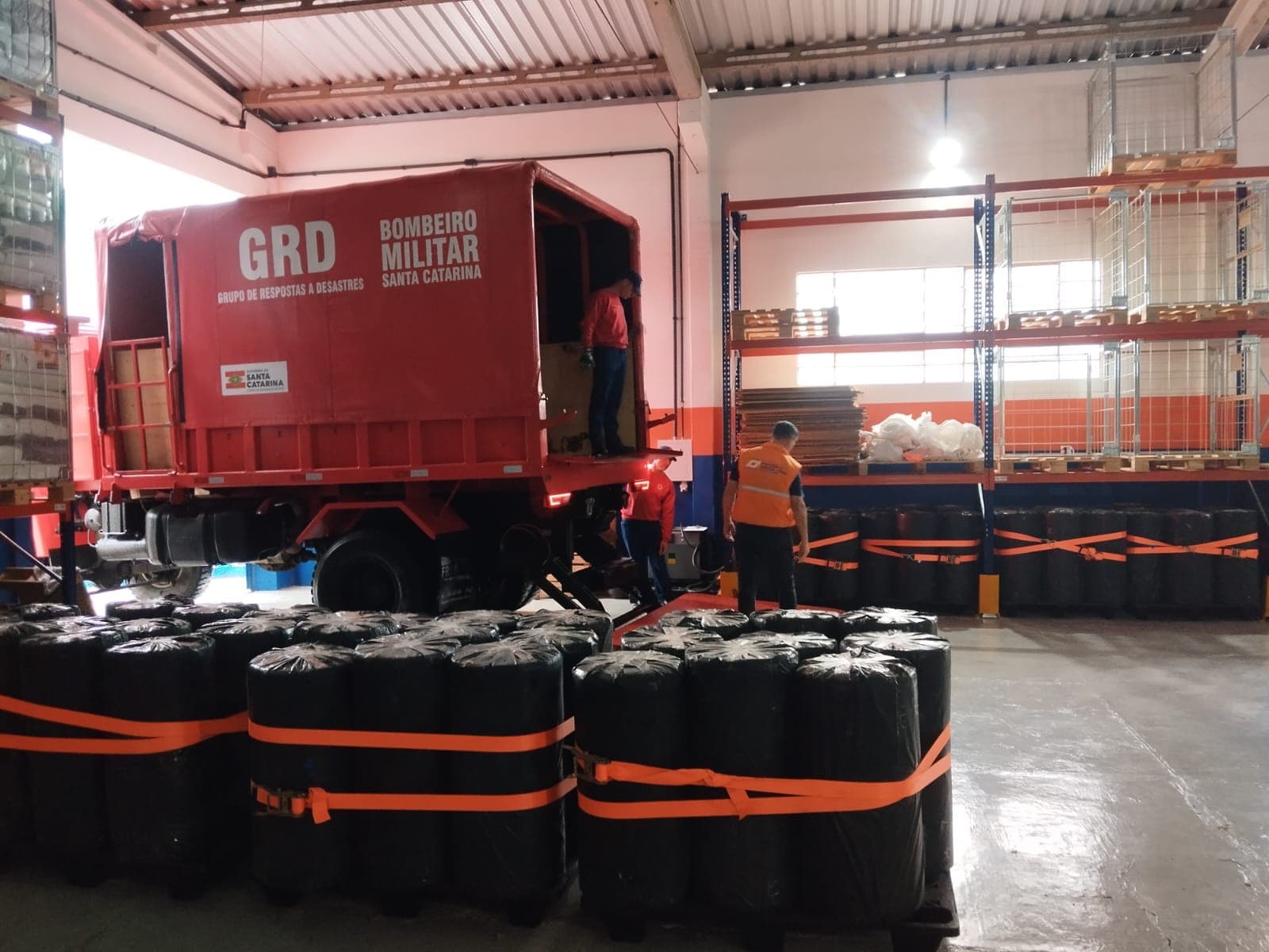 Com risco de novos temporais, bombeiros seguem em alerta em Santa Catarina