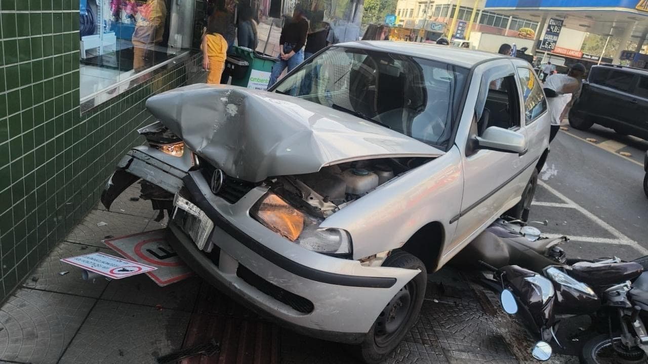 Motorista sofre mal súbito, perde controle de carro e provoca acidente