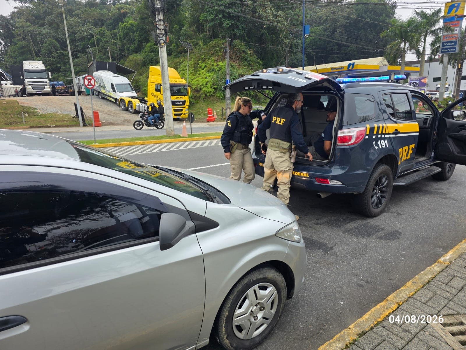Homem é preso pela PRF dirigindo carro furtado horas após o crime