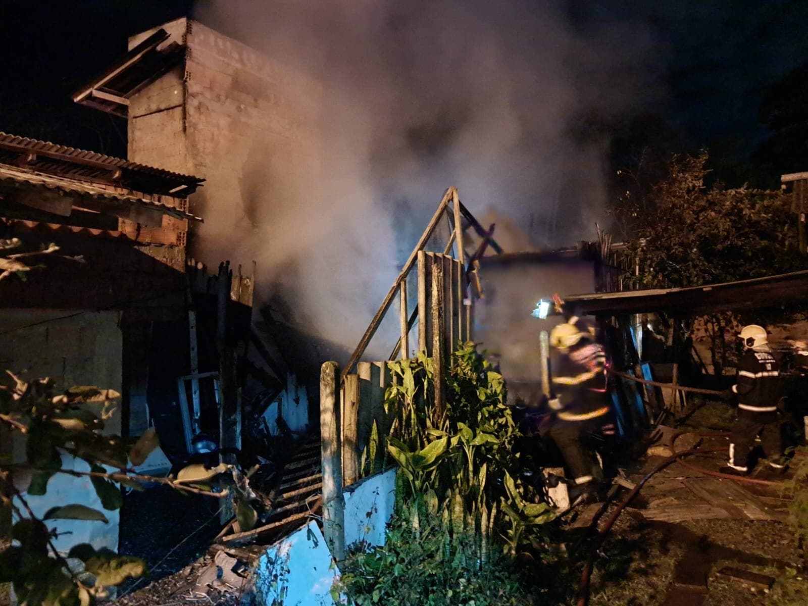 Homem fica ferido após incêndio atingir casa e ameaçar imóveis vizinhos