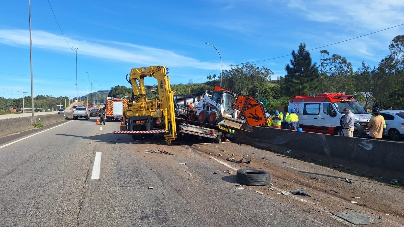 Dois acidentes deixam quatro feridos e passageira presa em carro na BR-101