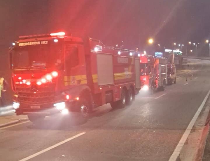 Oficina pega fogo e bombeiros usam 20 mil litros de água em Florianópolis