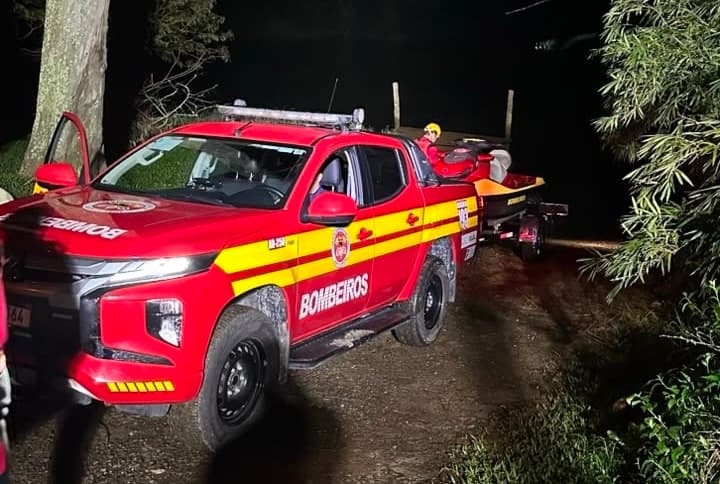 Corpo de homem é encontrado entre galhos e resgatado de rio em Araranguá