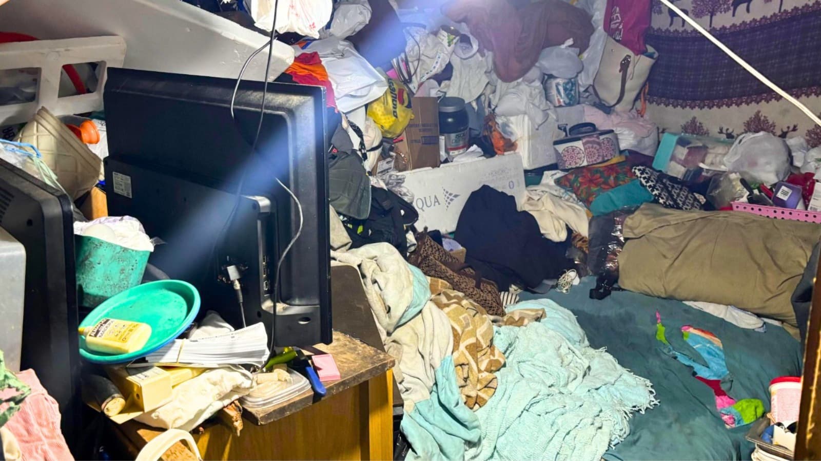 Casa “engolida” por lixo até o teto e com ratos, mobiliza força-tarefa em Criciúma; moradores são internados