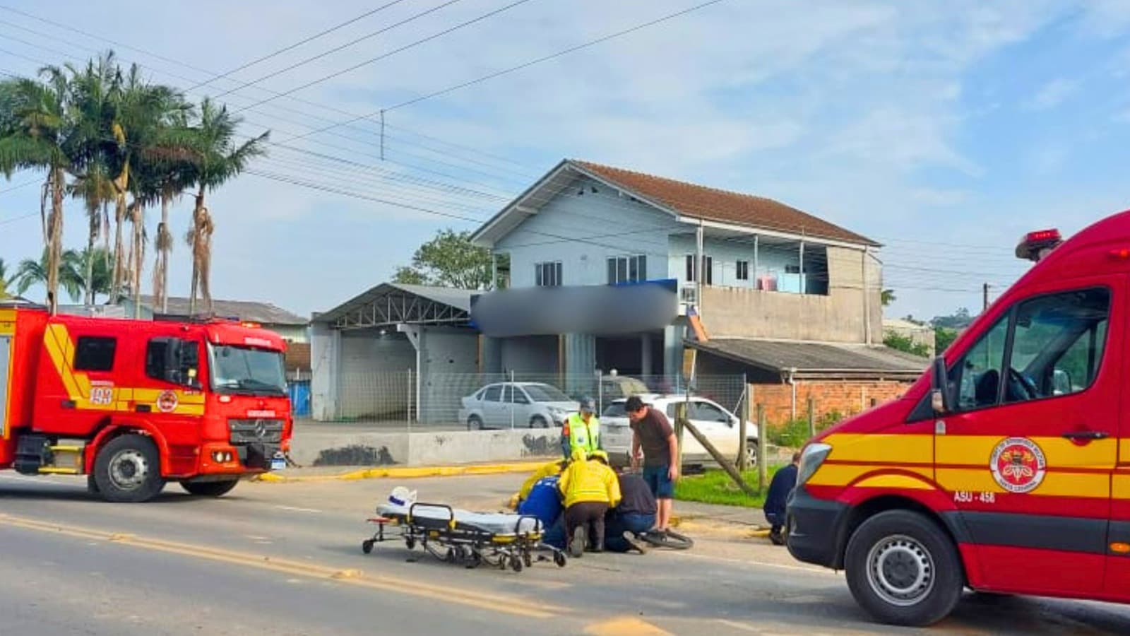 Menino de 12 anos fica preso a bicicleta após ter perna perfurada por guidão no Alto Vale
