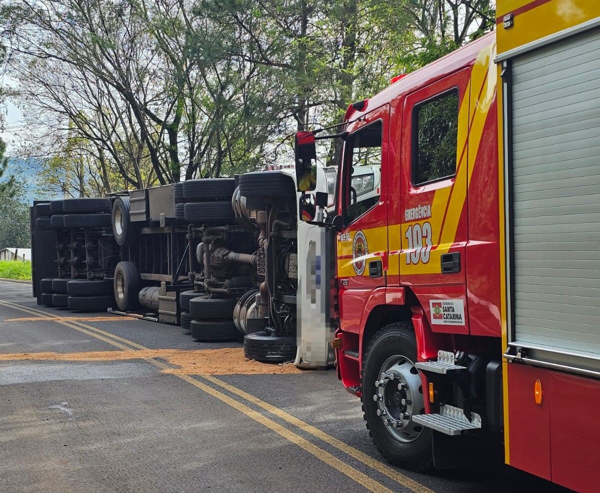 Tombamento de caminhão em curva mata motorista em rodovia de SC