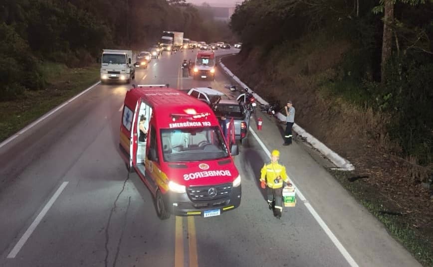 Colisão entre três veículos deixa uma pessoa morta na BR-282