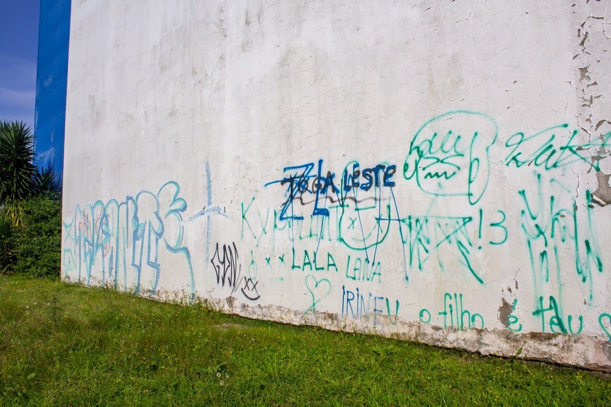 UFSC vai usar moradores de rua para limpar pichações no campus em Florianópolis: “acabou a farra”
