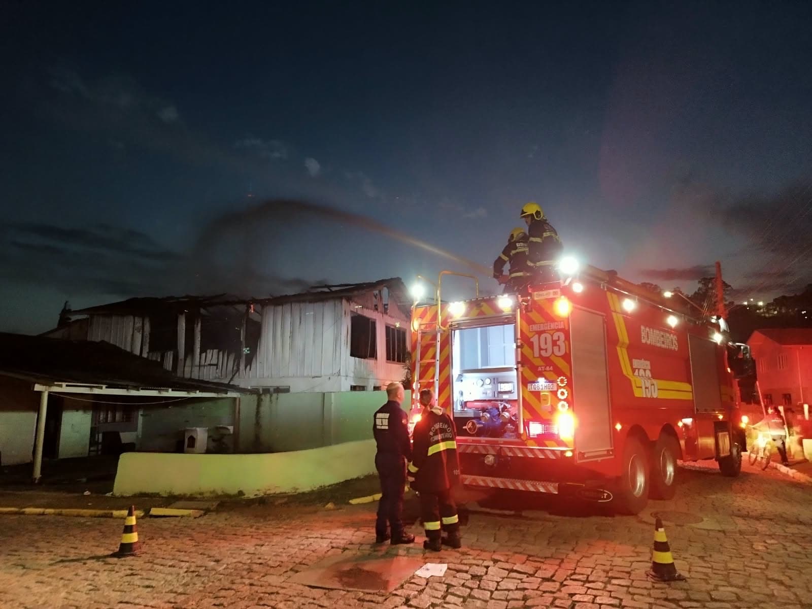 Incêndio destrói andar de residência e deixa pessoa com queimaduras em SC