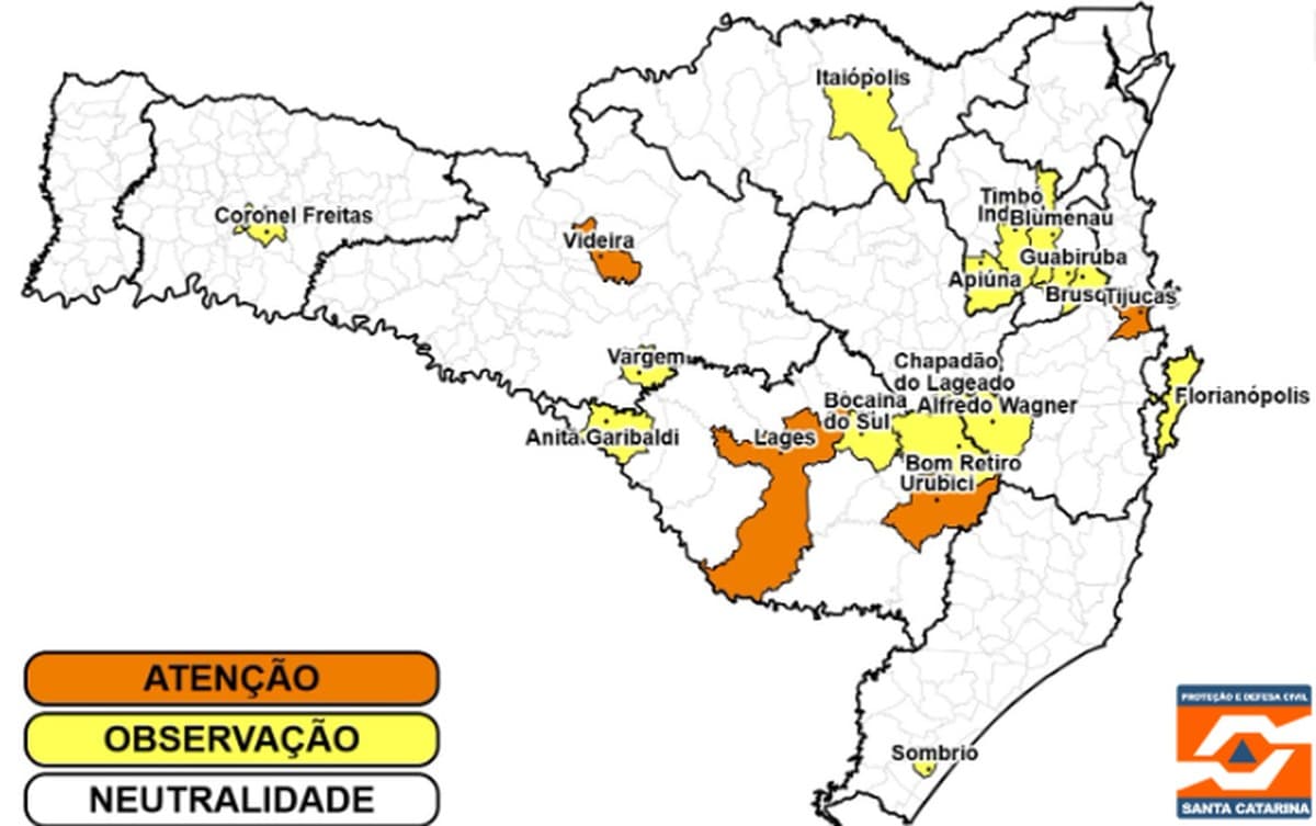 Mapa de Santa Catarina com municípios em laranja (atenção) e amarelo (observação) para risco de deslizamento