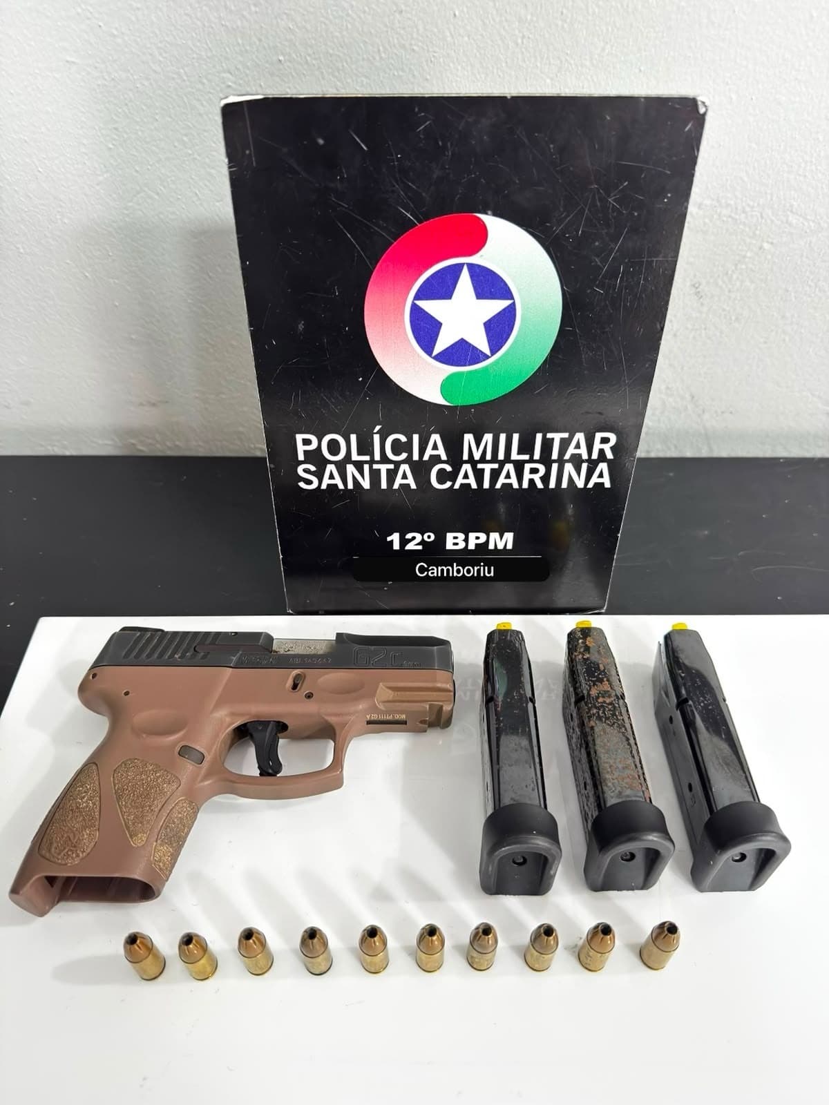 Homem é preso após briga com irmão e apreensão de pistola em Camboriú