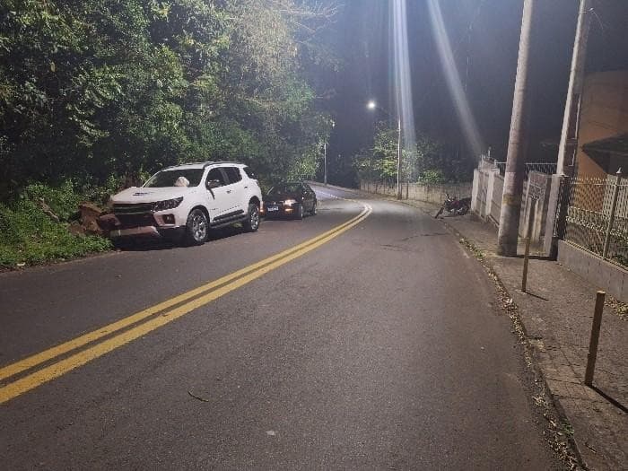 Motociclista de 24 anos fica gravemente ferido após acidente